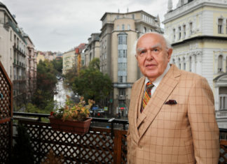 Fehér köpeny nyakkendővel: így lett a Kanadában sikeres kutatóból a második kerület egyik stílusikonja