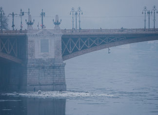 Téli varázs a Duna-parton: Jégtáblák tánca a Margit híd lábánál