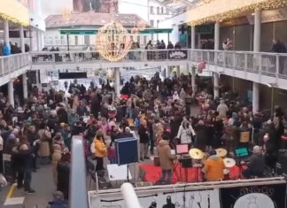 Kolbásztöltés Budán: újra elstartolt a Fény Utcai Piacon a disznótoros