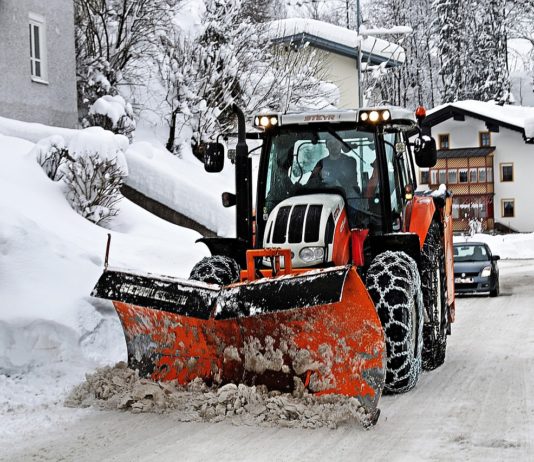 Elég volt: saját hókotrót vesznek a II. kerületben, hogy télen is járhatóak legyenek az utak