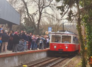 Köszönjük, Imre bácsi: hatalmas tömeg búcsúztatta a fogaskerekű legendás vezetőjét