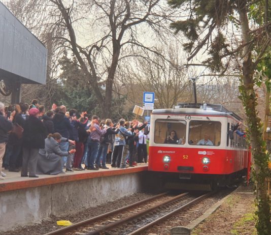 Köszönjük, Imre bácsi: hatalmas tömeg búcsúztatta a Fogaskerekű legendás vezetőjét