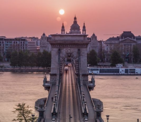 Mossák a Váralagutat szerda éjszaka, csütörtök éjjel pedig a Lánchidat és a városligeti Zielinski hidat