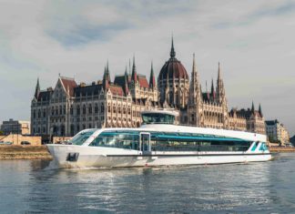 Lenyűgöző panoráma a Dunán: 136 négyzetméternyi üveg borítja Budapest új városnéző hajóját