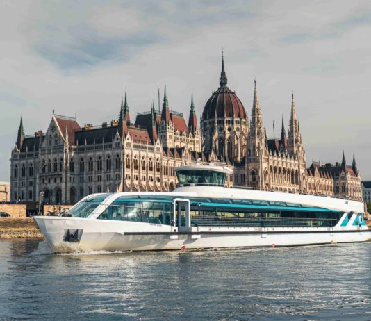 Lenyűgöző panoráma a Dunán: 136 négyzetméternyi üveg borítja Budapest új városnéző hajóját
