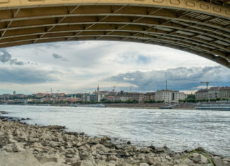 Bomba került elő a Dunából, péntek hajnalban lezárják a Margit hidat