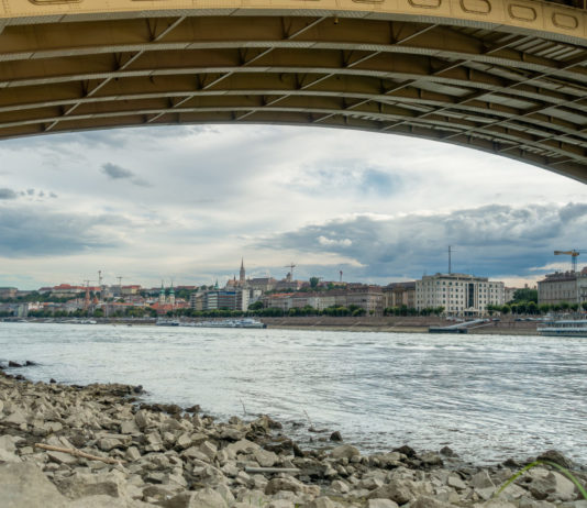 Bomba került elő a Dunából, péntek hajnalban lezárják a Margit hidat