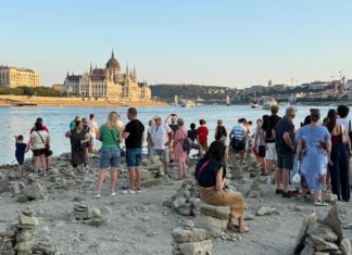 Megy a diszkó a Margit híd alatt – turisztikai attrakció lett a Duna kiszáradt medre