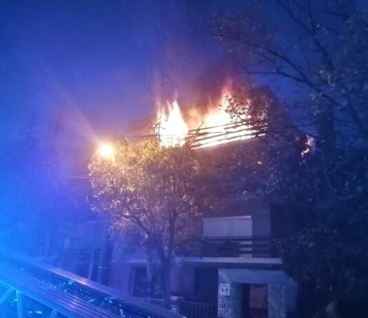Robbanás után csaptak fel a lángok egy II. kerületi lakásban, egy idős ember meghalt